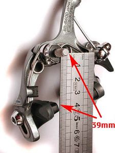 Diese Zangenbremse hat eine Reichweite zwischen 39 und 45 m9. Wie man sieht sind hier die Bremsschuhe gnaz nach oben geschoben. daher kann man 39 mm ablesen bei der Messung zwischen zentraler Befestigungsschraube und der Mitte des Bremsbelags